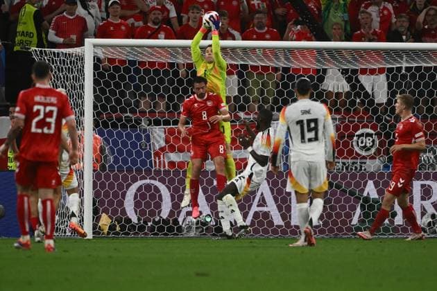 29 06 2024, xpsx, Football EM 2024 1 8 Final, Germany Denmark emspor, v l Manuel Neuer Deutsche Fussball Nationalmannschaft DFB Thomas Joseph Delaney Denmark Daenemark Zweikampf, Aktion, action, battle for the ball DFL DFB REGULATIONS PROHIBIT ANY USE OF PHOTOGRAPHS as IMAGE SEQUENCES and or QUASI VIDEO Dortmund