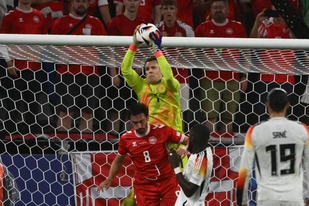 29 06 2024, xpsx, Football EM 2024 1 8 Final, Germany Denmark emspor, v l Manuel Neuer Deutsche Fussball Nationalmannschaft DFB Thomas Joseph Delaney Denmark Daenemark Zweikampf, Aktion, action, battle for the ball DFL DFB REGULATIONS PROHIBIT ANY USE OF PHOTOGRAPHS as IMAGE SEQUENCES and or QUASI VIDEO Dortmund