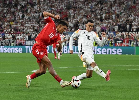 29 06 2024, xsltx, Football EM 2024 1 8 Final, Germany Denmark emspor, v l Alexander Hartmann Bah Dänemark Daenemark , Jamal Musiala Deutsche Fussball Nationalmannschaft DFB DFL DFB REGULATIONS PROHIBIT ANY USE OF PHOTOGRAPHS as IMAGE SEQUENCES and or QUASI VIDEO Dortmund