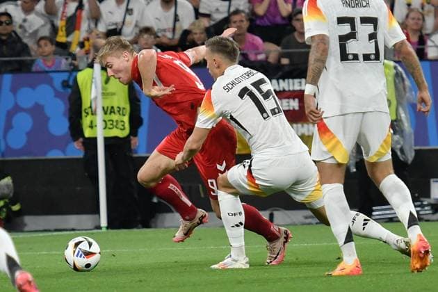 from left in duel Rasmus Hojlund 9 Denmark Nico Schlotterbeck 15 Germany 29 06 2024 European Football Championship in Germany Germany vs Denmark, Signal Iduna Park, Dortmund, NRW Germany Copyright: xpepphotox xHorstxMauelshagenx pep00321, pep_20240629_hm
