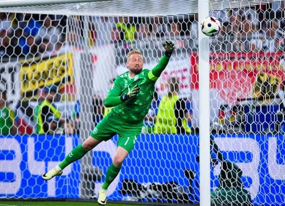 Goalkeeper Kasper Schmeichel Denmark makes a save during the UEFA EURO 2024 Round of 16 match between Germany and Denmark at BVB Stadium Dortmund on June 29, 2024 in Dortmund, Germany Photo by Goalkeeper Kasper Schmeichel Denmark saves a ball during the UEFA EURO 2024 Round of 16 match between Germany and Denmark at BVB Stadium Dortmund on June 29, 2024 in Dortmund, Germany Photo by Defodi 738 738 GERDEN 20240629 185 Defodi-
