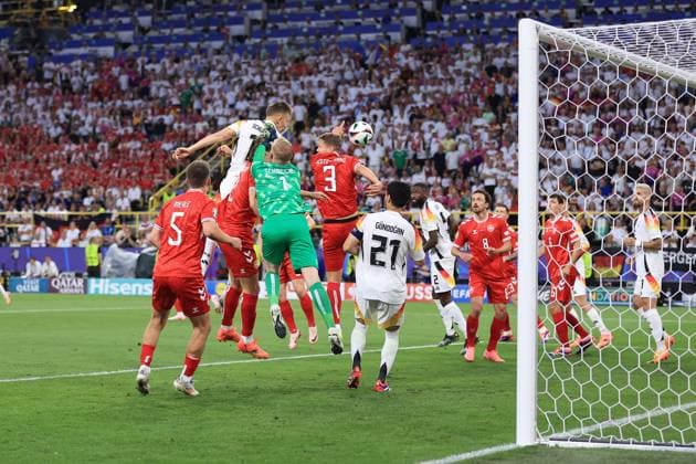 Fußball UEFA EURO 2024 Achtelfinale Deutschland gegen Dänemark 29. Juni 2024 UEFA EURO 2024 Achtelfinale Deutschland gegen Dänemark Nico Schlotterbeck (Deutschland) trifft, aber das Tor wird nicht anerkannt Foto Simon Stacpoole Abseits Dortmund Deutschland  Copyright: xSimonxStacpoolexOffside