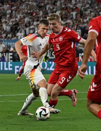 29 06 2024, xsltx, European Football Championship 2024 1 8 Final, Germany Denmark emspor, v l Nico Schlotterbeck Deutsche Fussball Nationalmanschaft DFB , Rasmus Winther Hojlund Denmark Daenemark DFL DFB REGULATIONS PROHIBIT ANY USE OF PHOTOGRAPHS as IMAGE SEQUENCES and or QUASI VIDEO Dortmund
