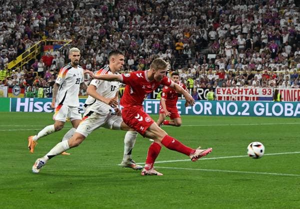 29 06 2024, xsltx, European Football Championship 2024 1 8 Final, Germany Denmark emspor, v l Nico Schlotterbeck Deutsche Fussball Nationalmanschaft DFB , Rasmus Winther Hojlund Denmark Daenemark DFL DFB REGULATIONS PROHIBIT ANY USE OF PHOTOGRAPHS as IMAGE SEQUENCES and or QUASI VIDEO Dortmund