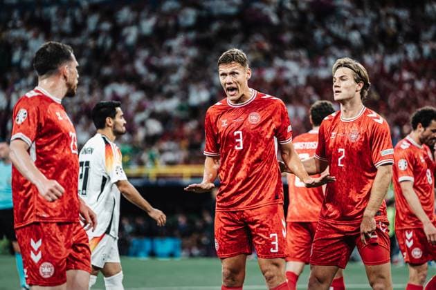 Soccer Men UEFA European Football Championship 2024 Round of 16 Germany vs Denmark 29 06 2024 Jannik Vestergaard 3, Denmark center calm his teammates Dortmund BVB Stadion Dortmund North Rhine-Westphalia Germany
