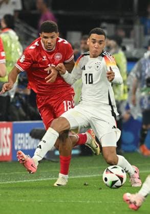 29 06 2024, xsltx, Football EM 2024 1 8 Final, Germany Denmark emspor, v l Alexander Hartmann Bah Dänemark Daenemark , Jamal Musiala Deutsche Fussball Nationalmannschaft DFB DFL DFB REGULATIONS PROHIBIT ANY USE OF PHOTOGRAPHS as IMAGE SEQUENCES and or QUASI VIDEO Dortmund