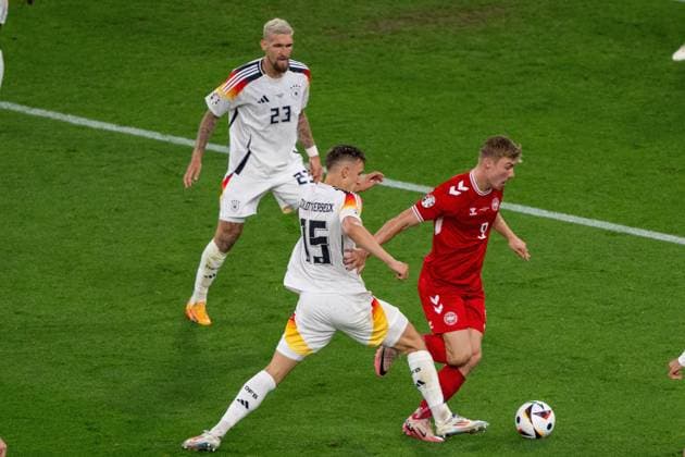 GER, EURO 2024, Round of 16, Germany GER vs Denmark DEN 29 06 2024, BVB Stadium Dortmund, Dortmund, GER, EURO 2024, Round of 16, Germany GER vs Denmark DEN In the picture Nico Schlotterbeck Germany GER, 15 Rasmus Höjlund Denmark DEN, 09 in duel, duel, dynamics, action, action, game scene penalty area scene nordphotoxGmbHxx xDenkinger nph00015