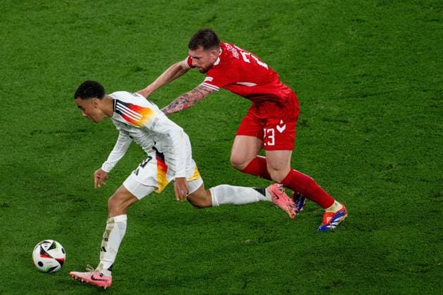 GER, EURO 2024, Round of 16, Germany GER vs Denmark DEN 29 06 2024, BVB Stadium Dortmund, Dortmund, GER, EURO 2024, Round of 16, Germany GER vs Denmark DEN In the picture Jamal Musiala Germany GER, 10 Pierre Emile Höjbjerg Denmark DEN, 23 in duel, duel, dynamics, action, action, game scene nordphotoxGmbHxx xDenkinger nph00015