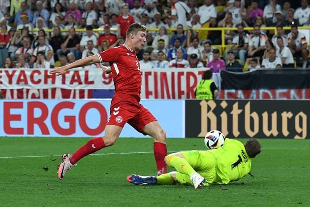 Soccer UEFA EURO 2024 Round of 16 Germany Denmark on 29 06 2024 at BVB Stadion Dortmund in Dortmund Rasmus Hojlund Denmark , left Manuel Neuer Germany , right xRx