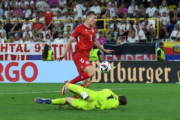 Soccer UEFA EURO 2024 Round of 16 Germany Denmark on 29 06 2024 at BVB Stadion Dortmund in Dortmund Rasmus Hojlund Denmark , left Manuel Neuer Germany , right xRx