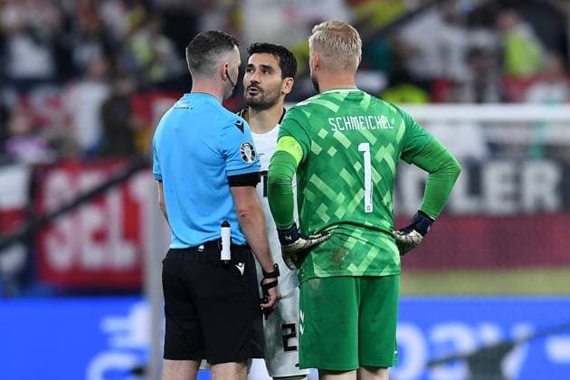Soccer UEFA EURO 2024 Round of 16 Germany Denmark on 29 06 2024 at BVB Stadion Dortmund in Dortmund FIFA Referee Michael Oliver England , Ilkay Gündogan Germany , Kasper Schmeichel Denmark xRx