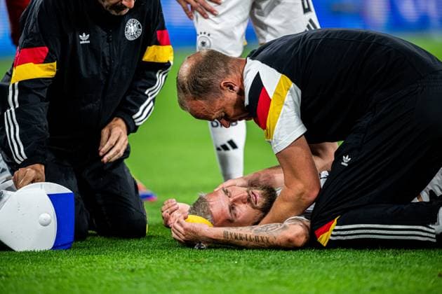 240629 Robert Andrich of Germany with the medical team during the UEFA Euro 2024 Football Championship round of 16 match between Germany and Denmark on June 29, 2024 in Dortmund Photo Jesper Zerman BILDBYRAN kod JZ JZ0545 fotboll football soccer fotballs em europamästerskap em uefa euro uefa european football championship euro 2024 tyskland germany danmark denmark bbeng  Copyright: JESPERxZERMAN BB240629JZ095