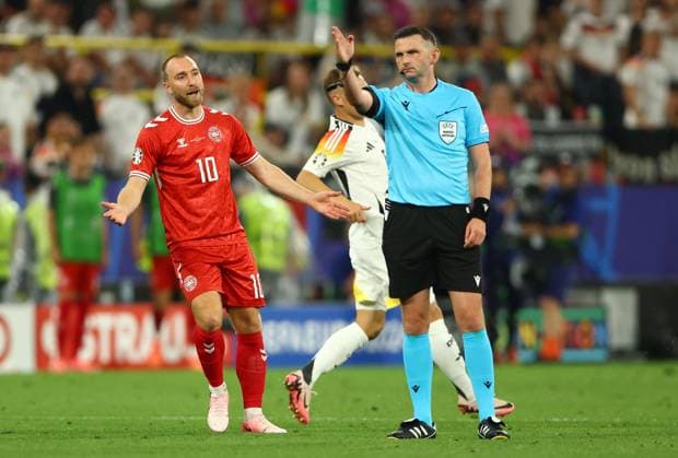 Referee Michael Oliver gives a foul as Christian Eriksen of Denmark looks frustrated Germany v Denmark, UEFA European Championship, EM, Europameisterschaft 2024, Round of 16, Football, BVB Stadion, Dortmund, Germany - 29 Jun 2024 EDITORIAL USE ONLY No use with unauthorised audio, video, data, fixture lists, club league logos or live services. Online in-match use limited to 120 images, no video emulation. No use in betting, games or single club league player publications. Copyright: xKieranxMcManus Shutterstockx 14562066bz