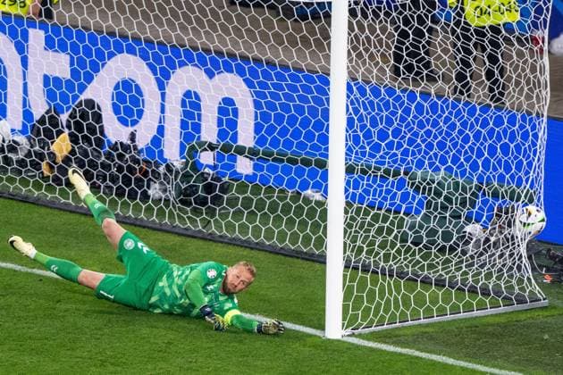 GER, EURO 2024, Round of 16, Germany GER vs. Denmark DEN 29 06 2024, BVB Stadium Dortmund, Dortmund, GER, EURO 2024, Round of 16, Germany GER vs. Denmark DEN In the picture Sovereignly shot Kai Havertz Germany GER, 07 Penalty Kasper Schmeichel Denmark DEN, 01 guesses the right corner Single action, full body Full body Free frame, single image, action, action, game scene nordphotoxGmbHxx xDenkinger nph00015