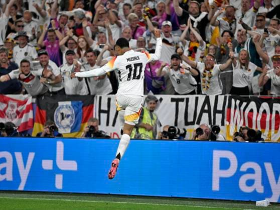 29 06 2024, Football UEFA EURO 2024, Round of 16, Germany Denmark, at the BVB Arena Dortmund, The fans celebrate with Jamal Musiala Germany