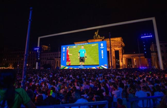 Football, men, season 2023 24, Euro 2024 round of 16 in Dortmund, Germany Denmark, fans watch the match on the fan mile in Berlin, 29 06 2024, Copyright: xSebastianxRäppold MatthiasxKochx