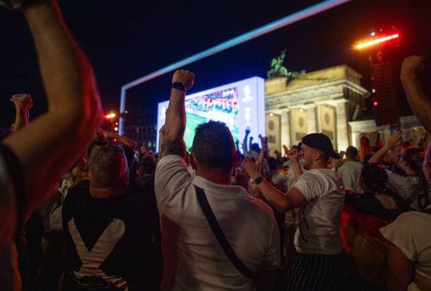 Football, men, season 2023 24, Euro 2024 round of 16 in Dortmund, Germany Denmark, fans watch the match on the fan mile in Berlin, 29 06 2024, Copyright: xSebastianxRäppold MatthiasxKochx