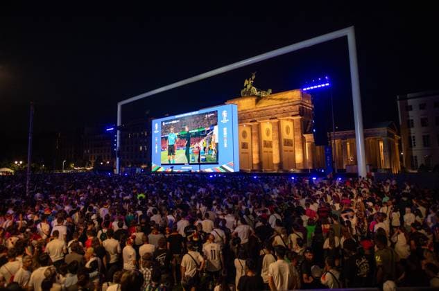 Football, men, season 2023 24, Euro 2024 round of 16 in Dortmund, Germany Denmark, fans watch the match on the fan mile in Berlin, 29 06 2024, Copyright: xSebastianxRäppold MatthiasxKochx