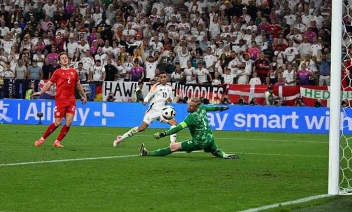 29 06 2024, xsltx, Football EM 2024 1 8 Final, Germany Denmark emspor, v l Joachim Christian Andersen Denmark Denmark Denmark , Kasper Schmeichel Denmark Denmark , Jamal Musiala German Football National Team DFB Goal scored, scored the goal to 2 0 UEFA REGULATIONS PROHIBIT ANY USE OF PHOTOGRAPHS as IMAGE SEQUENCES and or QUASI VIDEO Dortmund