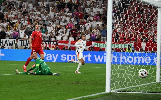 29 06 2024, xsltx, Football EM 2024 1 8 Final, Germany Denmark emspor, v l Joachim Christian Andersen Denmark Denmark Denmark , Kasper Schmeichel Denmark Denmark , Jamal Musiala German Football National Team DFB Goal scored, scored the goal to 2 0 UEFA REGULATIONS PROHIBIT ANY USE OF PHOTOGRAPHS as IMAGE SEQUENCES and or QUASI VIDEO Dortmund
