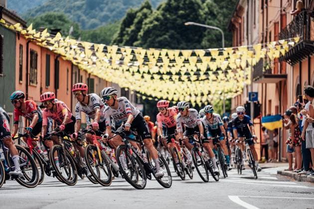 Sport Bilder des Tages 2024 Tour de France Picture by Zac Williams SWpix.com - 29 06 2024 - Cycling - 2024 Tour de France - Stage 1 Florence to Rimini - Italy - Tadej Pogacar, UAE Team Emirates. Copyright: x xSWpix.comx(t axPhotographyxHubxLtd)xZacxWilliams SWpix.comx SWP-2570-0043