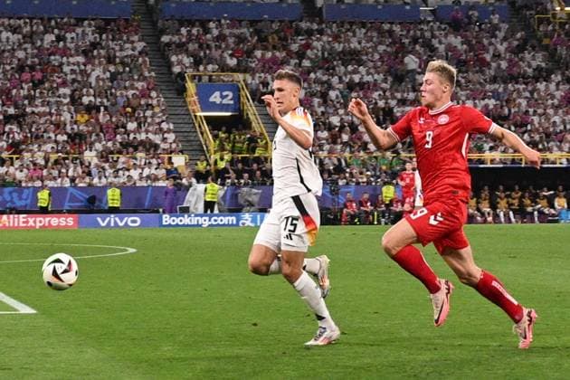 Germany Soccer Euro 2024 Germany - Denmark 8719392 29.06.2024 Germany s Nico Schlotterbeck, left, and Denmark s Rasmus Hojlund struggle for the ball during the UEFA EURO, EM, Europameisterschaft,Fussball 2024 Round of 16 soccer match between Germany and Denmark at the BVB Stadion Dortmund, in Dortmund, Germany. Alexey Filippov Sputnik Dortmund Germany  Copyright: xAlexeyxFilippovx