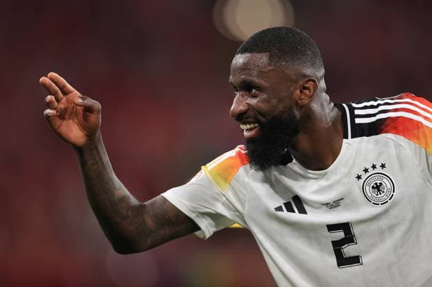 Fußball UEFA EURO 2024 Achtelfinale Deutschland gegen Dänemark 29. Juni 2024 UEFA EURO 2024 Achtelfinale Deutschland gegen Dänemark Antonio Rudiger von Deutschland feiert den Sieg Foto Simon Stacpoole Abseits Dortmund Deutschland  Copyright: xSimonxStacpoolexOffside