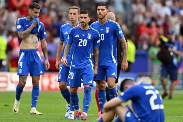 290624 KAI SCHWOERER Mattia Zaccagni of Italy (C) and his team mates react after their loss in the UEFA EURO, EM, Europameisterschaft,Fussball 2024 round of 16 match between Switzerland and Italy at Olympiastadion on June 29, 2024 in Berlin, Germany. 290624-CPL-SUIvITA-026