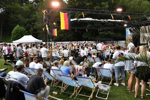 Public viewing of the European Championship soccer match between Germany and Denmark in Witten FOR EDITORIAL PURPOSES ONLY EDITORIAL USE ONLY p Around three hundred soccer fans come to the outdoor pool on Herdecker Straße in Witten to watch the European Championship round of 16 match between Germany and Denmark on June 29, 2024 After just twelve minutes, the broadcast was interrupted due to a thunderstorm warning The audience followed the instructions of the security forces and left the area somewhat grumpily, but very disciplined Germany NRW Witten Copyright JürgenxTheobald Copyright: JürgenxTheobald doc7w32sr6n7khj03mvnoj ,EDITORIAL USE ONLY Copyright: JürgenxTheobald