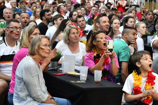 Public viewing of the European Championship soccer match between Germany and Denmark in Witten FOR EDITORIAL PURPOSES ONLY EDITORIAL USE ONLY p Around three hundred soccer fans come to the outdoor pool on Herdecker Straße in Witten to watch the European Championship round of 16 match between Germany and Denmark on June 29, 2024 After just twelve minutes, the broadcast was interrupted due to a thunderstorm warning The audience followed the instructions of the security forces and left the area somewhat grumpily, but very disciplined Germany NRW Witten Copyright JürgenxTheobald Copyright: JürgenxTheobald doc7w32svf379jpoklnabu ,EDITORIAL USE ONLY Copyright: JürgenxTheobald