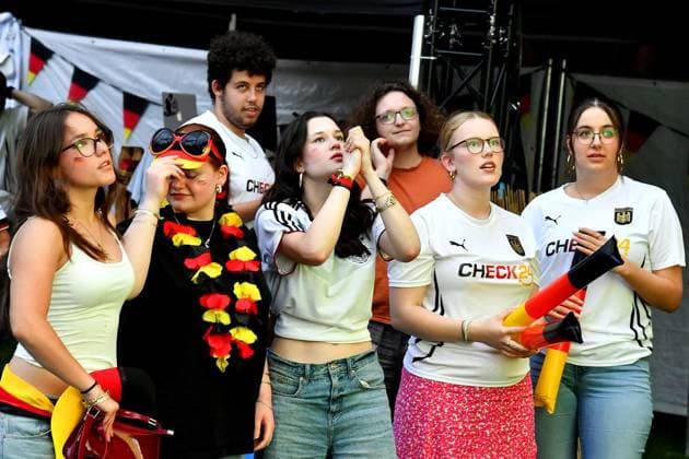 Public viewing of the European Championship soccer match between Germany and Denmark in Witten FOR EDITORIAL PURPOSES ONLY EDITORIAL USE ONLY p Around three hundred soccer fans come to the outdoor pool on Herdecker Straße in Witten to watch the European Championship round of 16 match between Germany and Denmark on June 29, 2024 After just twelve minutes, the broadcast was interrupted due to a thunderstorm warning The audience followed the instructions of the security forces and left the area somewhat grumpily, but very disciplined Germany NRW Witten Copyright JürgenxTheobald Copyright: JürgenxTheobald doc7w32svrxy8lu1nqbacv ,EDITORIAL USE ONLY Copyright: JürgenxTheobald
