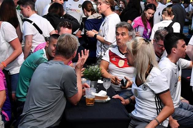 Public viewing of the European Championship soccer match between Germany and Denmark in Witten FOR EDITORIAL PURPOSES ONLY EDITORIAL USE ONLY p Around three hundred soccer fans come to the outdoor pool on Herdecker Straße in Witten to watch the European Championship round of 16 match between Germany and Denmark on June 29, 2024 After just twelve minutes, the broadcast was interrupted due to a thunderstorm warning The audience followed the instructions of the security forces and left the area somewhat grumpily, but very disciplined Germany NRW Witten Copyright JürgenxTheobald Copyright: JürgenxTheobald doc7w32sxlbtwm16j8z4hwy ,EDITORIAL USE ONLY Copyright: JürgenxTheobald