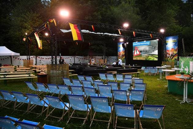 Public viewing of the European Championship soccer match between Germany and Denmark in Witten FOR EDITORIAL PURPOSES ONLY EDITORIAL USE ONLY p After just a few minutes, the area was cleared and could be secured Around three hundred soccer fans came to the outdoor pool on Herdecker Straße in Witten to watch the European Championship round of 16 match between Germany and Denmark on June 29, 2024 After just twelve minutes, the broadcast was interrupted due to a storm warning The audience followed the instructions of the security forces and left the area somewhat grumpily, but very disciplined Germany NRW Witten Copyright JürgenxTheobald Copyright: JürgenxTheobald doc7w32t6akll41cc9brhsa ,EDITORIAL USE ONLY Copyright: JürgenxTheobald