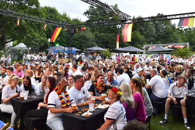 Public viewing of the European Championship soccer match between Germany and Denmark in Witten FOR EDITORIAL PURPOSES ONLY EDITORIAL USE ONLY p Around three hundred soccer fans come to the outdoor pool on Herdecker Straße in Witten to watch the European Championship round of 16 match between Germany and Denmark on June 29, 2024 After just twelve minutes, the broadcast was interrupted due to a thunderstorm warning The audience followed the instructions of the security forces and left the area somewhat grumpily, but very disciplined Germany NRW Witten Copyright JürgenxTheobald Copyright: JürgenxTheobald doc7w32st2u2sg6n4xtnoj ,EDITORIAL USE ONLY Copyright: JürgenxTheobald