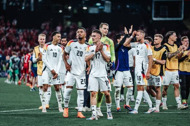 Soccer Men UEFA European Football Championship 2024 Round of 16 Germany vs Denmark 29 06 2024 in the middle Florian Wirtz 17, Germany claps to the fans Dortmund BVB Stadium Dortmund North Rhine Westphalia Germany