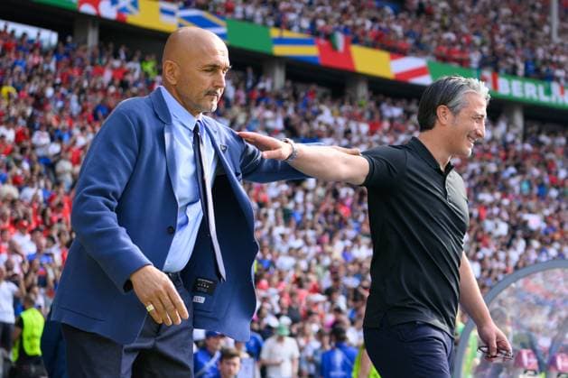 290624 KAI SCHWOERER Head Coach Luciano Spalletti of Italy shakes hands with Head Coach Murat Yakin of Switzerland (L-R) prior to the UEFA EURO, EM, Europameisterschaft,Fussball 2024 round of 16 match between Switzerland and Italy at Olympiastadion on June 29, 2024 in Berlin, Germany. 290624-CPL-SUIvITA-028