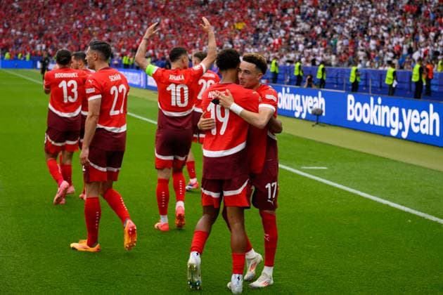 290624 KAI SCHWOERER Ruben Vargas of Switzerland (R) is congratulated by team mates after scoring a goal during the UEFA EURO, EM, Europameisterschaft,Fussball 2024 round of 16 match between Switzerland and Italy at Olympiastadion on June 29, 2024 in Berlin, Germany. 290624-CPL-SUIvITA-029