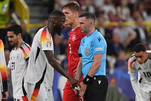 29 06 2024, xjrdrx, Football EM 2024 1 8 Final, Germany Denmark emspor, v l Antonio Rüdiger German Football National Team DFB Referee Referee Michael Oliver England gives instructions, gesticulates, gesticulate with arms gives instructions, gesticulate DFL DFB REGULATIONS PROHIBIT ANY USE OF PHOTOGRAPHS as IMAGE SEQUENCES and or QUASI VIDEO Dortmund
