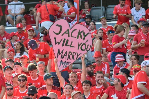 GER, Berlin, football, Switzerland vs Italy, eighth final, eighth final, UEFA EURO 2024, SP, Olympia Stadion Berlin, heart poster proposal, marriage proposal, Jacky, will you marry me clipping, Swiss fan, 29 06 2024, Copyright: HMBxMedia UwexKoch
