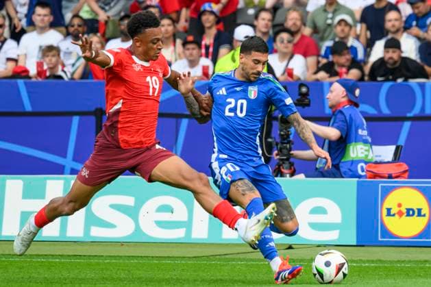 GER, Berlin, Football, Switzerland vs Italy, Final of eight, Final of eight, UEFA EURO 2024, SP, Olympia Stadion Berlin, v l Dan Ndoye Switzerland, SUI , Mattia Zaccagni Italy, ITA , duel, action, fight, fights for the ball, 29 06 2024, Copyright: HMBxMedia UwexKoch