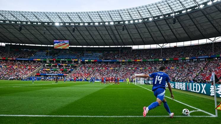 BERLIN, GERMANY - JUNE 29: Federico Chiesa of Italy take a corne kick during the match between Switzerland and Italy on Round of 16 - UEFA EURO, EM, Europameisterschaft,Fussball 2024 at Olympiastadion on June 28, 2024 in Berlin, Germany. Photo by Sebastian Frej Switzerland v Italy - Round of 16 - UEFA EURO 2024 Copyright: xSebastianxFrejx