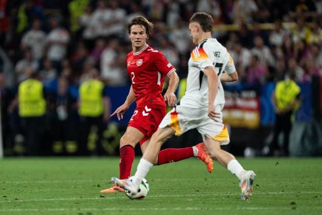 GER, Euro 2024, round of sixteen, Germany Germany, GER vs Denmark Denmark, DNK 29 06 2024, Signal Iduna Park BVB Stadion Dortmund , Dortmund, GER, Euro 2024, round of sixteen, Germany Germany Germany, GER vs Denmark Denmark, DNK In the picture Florian Wirtz Germany Germany GER, 17 single action whole body whole body ball on foot Joachim Andersen Denmark Denmark Denmark DNK, 2 nordphotoxGmbHxx xChristianxSchulze nph000300