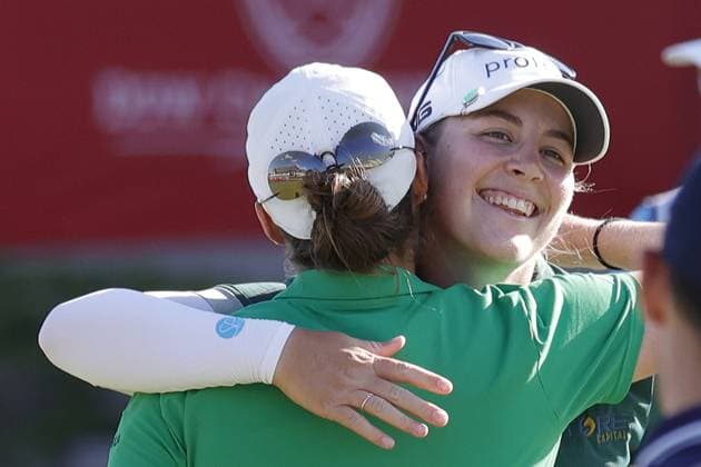MIDLAND, MI - JUNE 29: LPGA, Golf Damen golfer Jennifer Kupcho gets a hug from playing partner Ally Ewing after making her birdie putt on the 18th hole to give their team sole possession of first place during the third round of the LPGA Dow Championship on June 29, 2024, at Midland Country Club in Midland, Michigan. (Photo by Brian Spurlock Icon Sportswire) GOLF: JUN 29 LPGA Dow Championship EDITORIAL USE ONLY Icon24062947