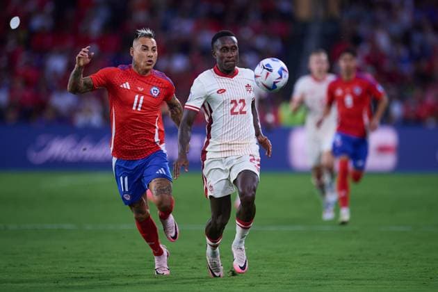 Futbol, Chile vs Canada. Fase de grupos, Copa America 2024. El jugador de Chile Eduardo Vargas, izquierda, disputa el balon contra Richie Laryea de Canada durante el partido de Copa America por el grupo A disputado en el estadio Exploria en Orlando, Estados Unidos. 29 06 2024 Jose Miguel Melgarejo Mexsport Photosport Football, Chile vs Canada. Group stage, Copa America 2024. Chile s player Eduardo Vargas, left, vies the ball against Richie Laryea of Canada during the Copa America match for the group A at the Exploria stadium in Orlando, United States. 29 06 2024 Jose Miguel Melgarejo Mexsport Photosport Chile vs Canada, Copa America 2024 