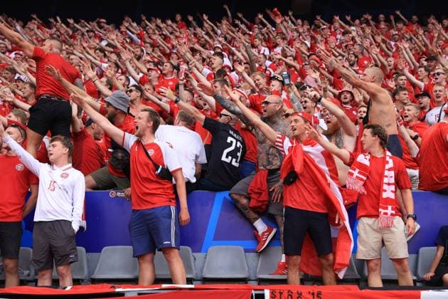 Fußball UEFA EURO 2024 Achtelfinale Deutschland gegen Dänemark 29. Juni 2024 UEFA EURO 2024 Achtelfinale Deutschland gegen Dänemark Dänemark Fans grüßen sich gegenseitig Foto Simon Stacpoole Abseits Dortmund Deutschland  Copyright: xSimonxStacpoolexOffside