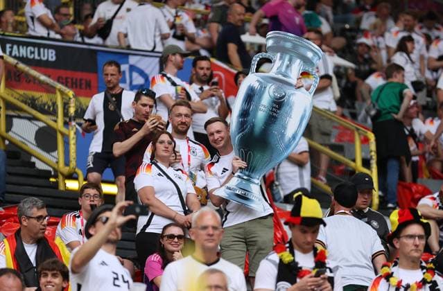 29 06 2024, European Football Championship, UEFA EURO 2024, Germany Denmark, Round of 16, BVB Stadium Dortmund, v l , Fans with the European Championship trophy Copyright: HMBxMedia