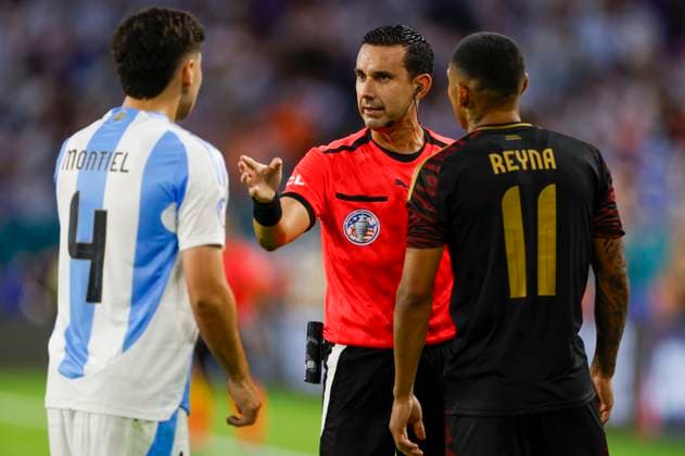 MIAMI GARDENS, FL - JUNE 29: Referee CÃ sar Arturo Ramos Palazuelos warns Argentina defender Gonzalo Montiel (4) and Peru forward Bryan Reyna (11) during the game between Argentina and Peru on June 29, 2024 at Hard Rock Stadium in Miami Gardens, Fl. (Photo by David Rosenblum Icon Sportswire) SOCCER: JUN 29 CONMEBOL Copa America - Argentina vs Peru EDITORIAL USE ONLY Icon240629130326