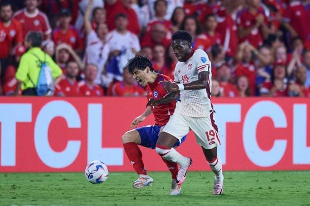 Futbol, Chile vs Canada. Fase de grupos, Copa America 2024. El jugador de Chile Victor Davila, izquierda, disputa el balon contra Alphonso Davies de Canada durante el partido de Copa America por el grupo A disputado en el estadio Exploria en Orlando, Estados Unidos. 29 06 2024 Jose Miguel Melgarejo Mexsport Photosport Football, Chile vs Canada. Group stage, Copa America 2024. Chile s player Victor Davila, center, vies the ball against Alphonso Davies of Canada left the Copa America match for the group A at the Exploria stadium in Orlando, United States. 29 06 2024 Jose Miguel Melgarejo Mexsport Photosport Chile vs Canada, Copa America 2024 
