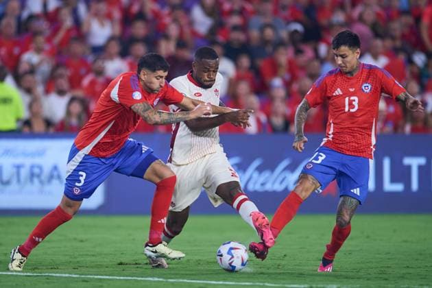 Futbol, Chile vs Canada. Fase de grupos, Copa America 2024. El jugador de Chile Guillermo Maripan, izquierda, disputa el balon contra Joel Waterman de Canada durante el partido de Copa America por el grupo A disputado en el estadio Exploria en Orlando, Estados Unidos. 29 06 2024 Jose Miguel Melgarejo Mexsport Photosport Football, Chile vs Canada. Group stage, Copa America 2024. Chile s player Guillermo Maripan, left, vies the ball against Joel Waterman of Canada left the Copa America match for the group A at the Exploria stadium in Orlando, United States. 29 06 2024 Jose Miguel Melgarejo Mexsport Photosport Chile vs Canada, Copa America 2024 