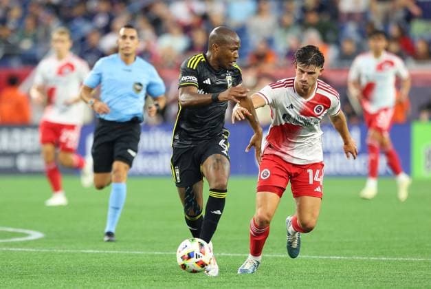 MLS, Fussball Herren, USA 2024: Crew vs Revolution JUN 29 June 29, 2024; Foxborough, MA, USA; New England Revolution midfielder Ian Harkes (14) and Columbus Crew midfielder Darlington Nagbe (6) in action during the MLS match between Columbus Crew and New England Revolution. Anthony Nesmith CSM (Credit Image: Anthony Nesmith Cal Media) Foxborough Massachusetts United States EDITORIAL USE ONLY Copyright: xx ZUMA-20240629_zma_c04_049.jpg AnthonyxNesmithx csmphotothree267680